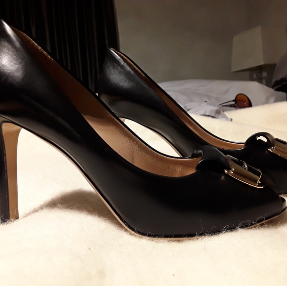 Black leather Ferragamo open toe heels - Picture 4 of 6